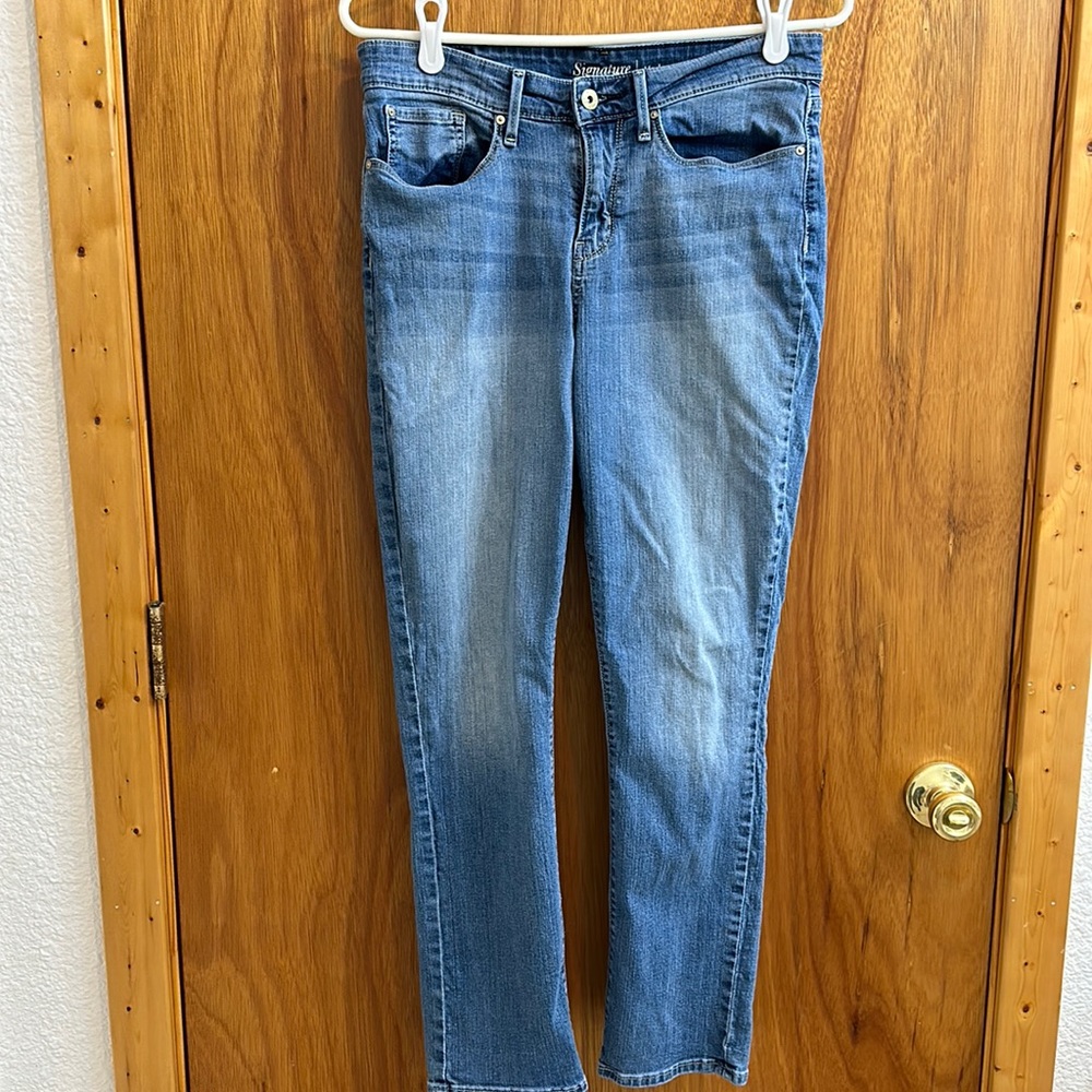 Women’s Levi’s Signature Jeans. Modern slim size 10